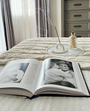 Cargar imagen en el visor de la galería, Libro The Crown in Vogue