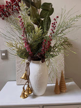 Cargar imagen en el visor de la galería, Rama de ciprés nevado con berry
