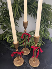 Cargar imagen en el visor de la galería, Set de candelabros dorados
