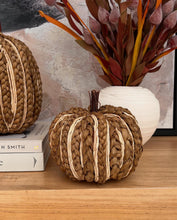 Cargar imagen en el visor de la galería, Calabaza trenzada
