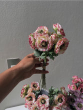 Cargar imagen en el visor de la galería, Ramo ranúnculo blanco/rosa
