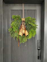 Cargar imagen en el visor de la galería, Corona de abeto y bellotas
