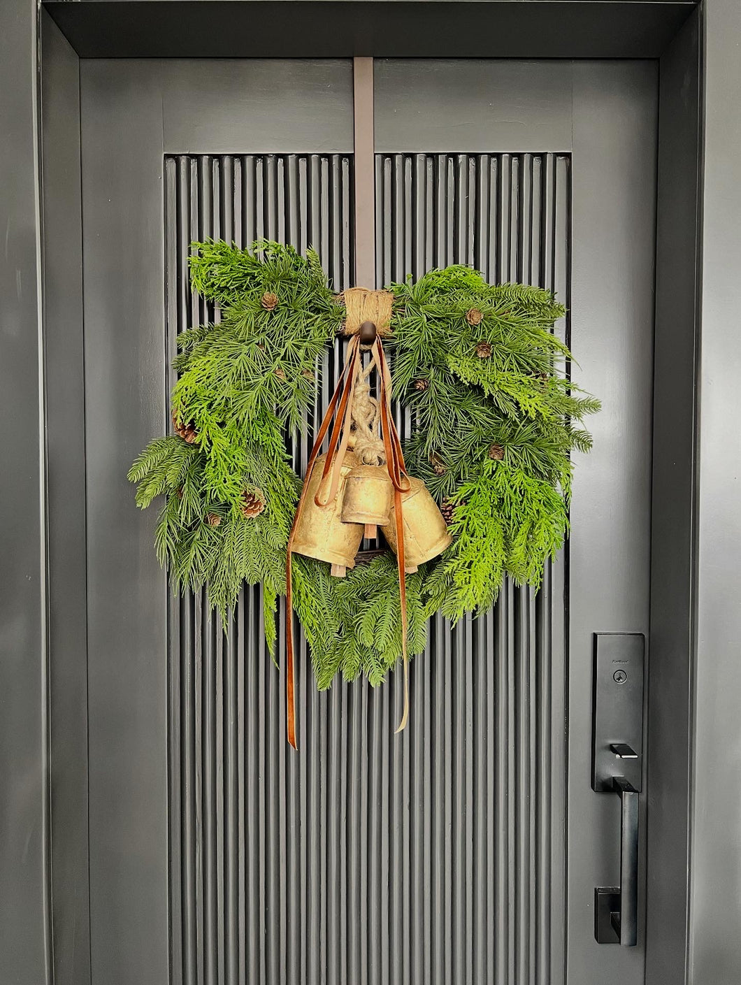 Corona de abeto y bellotas