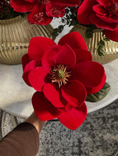 Cargar imagen en el visor de la galería, Magnolia roja velvet 12&quot;
