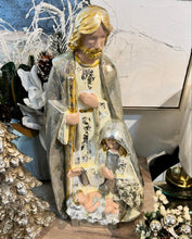 Cargar imagen en el visor de la galería, Nacimiento plateado
