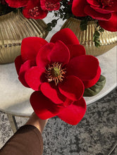 Cargar imagen en el visor de la galería, Magnolia roja velvet 12&quot;
