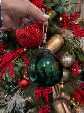 Cargar imagen en el visor de la galería, Ornamento green glass
