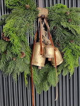 Cargar imagen en el visor de la galería, Corona de abeto y bellotas
