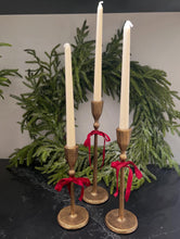 Cargar imagen en el visor de la galería, Set de candelabros dorados
