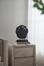 Cargar imagen en el visor de la galería, Escultura de madera
