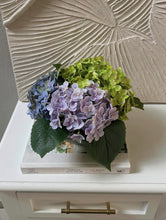 Cargar imagen en el visor de la galería, Arreglo de hortensias
