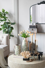 Cargar imagen en el visor de la galería, Set de candelabros dorados
