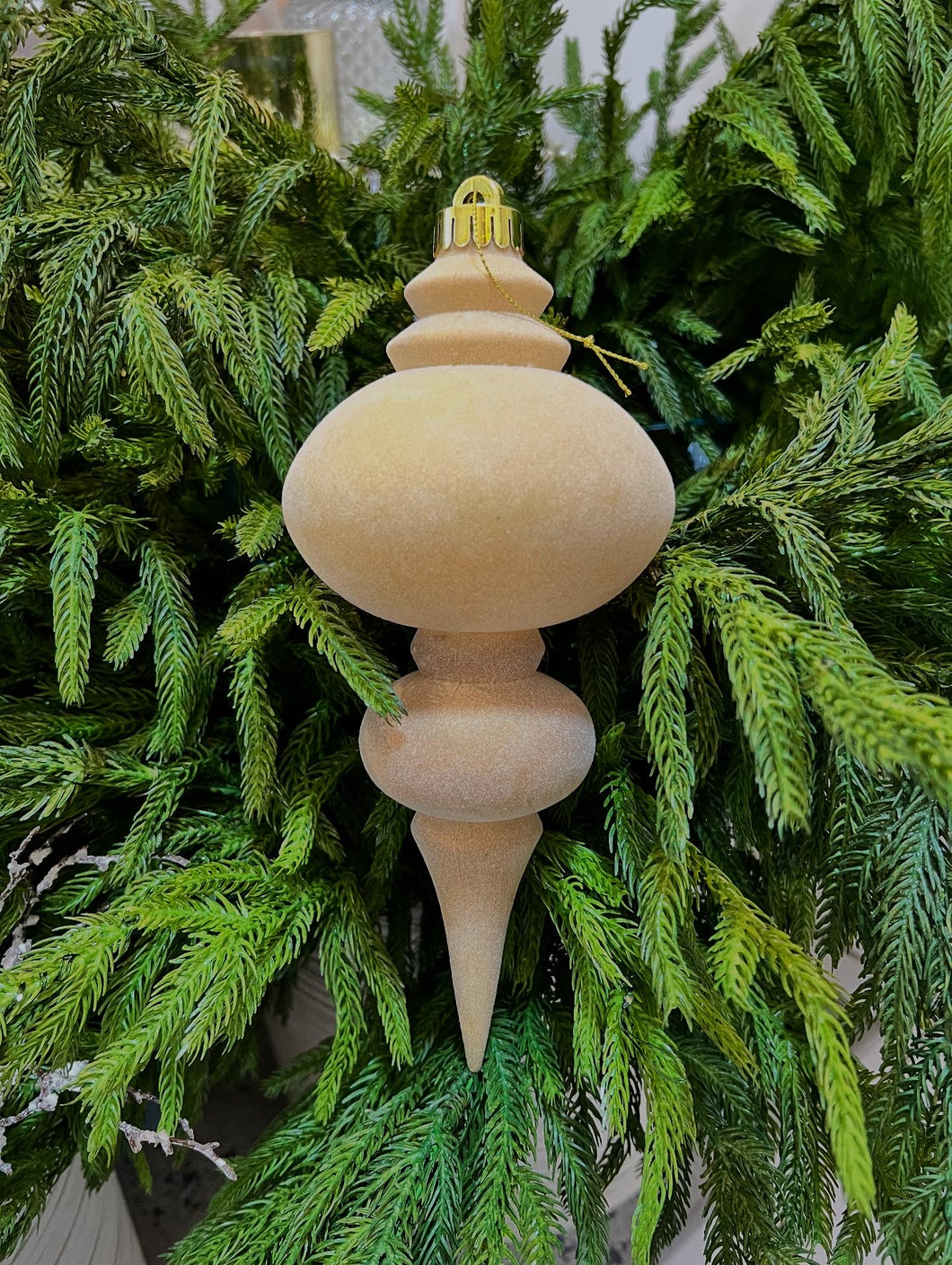 Ornamento de pináculo crema