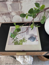 Cargar imagen en el visor de la galería, Libro A Home for All Seasons
