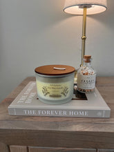 Cargar imagen en el visor de la galería, Libro The Forever Home
