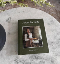 Cargar imagen en el visor de la galería, Libro Magnolia Table
