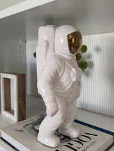 Cargar imagen en el visor de la galería, Astronauta

