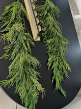 Cargar imagen en el visor de la galería, Guirnalda de ciprés y araucaria
