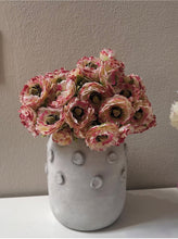 Cargar imagen en el visor de la galería, Ramo ranúnculo blanco/rosa
