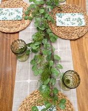 Cargar imagen en el visor de la galería, Guirnalda de eucalipto
