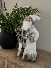 Cargar imagen en el visor de la galería, Santa con corona
