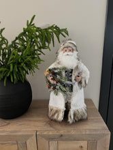 Cargar imagen en el visor de la galería, Santa con corona
