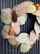 Cargar imagen en el visor de la galería, Corona de magnolia, bellotas y nueces
