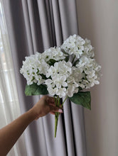 Cargar imagen en el visor de la galería, Ramo de hortensias mini
