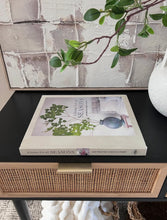 Cargar imagen en el visor de la galería, Libro A Home for All Seasons
